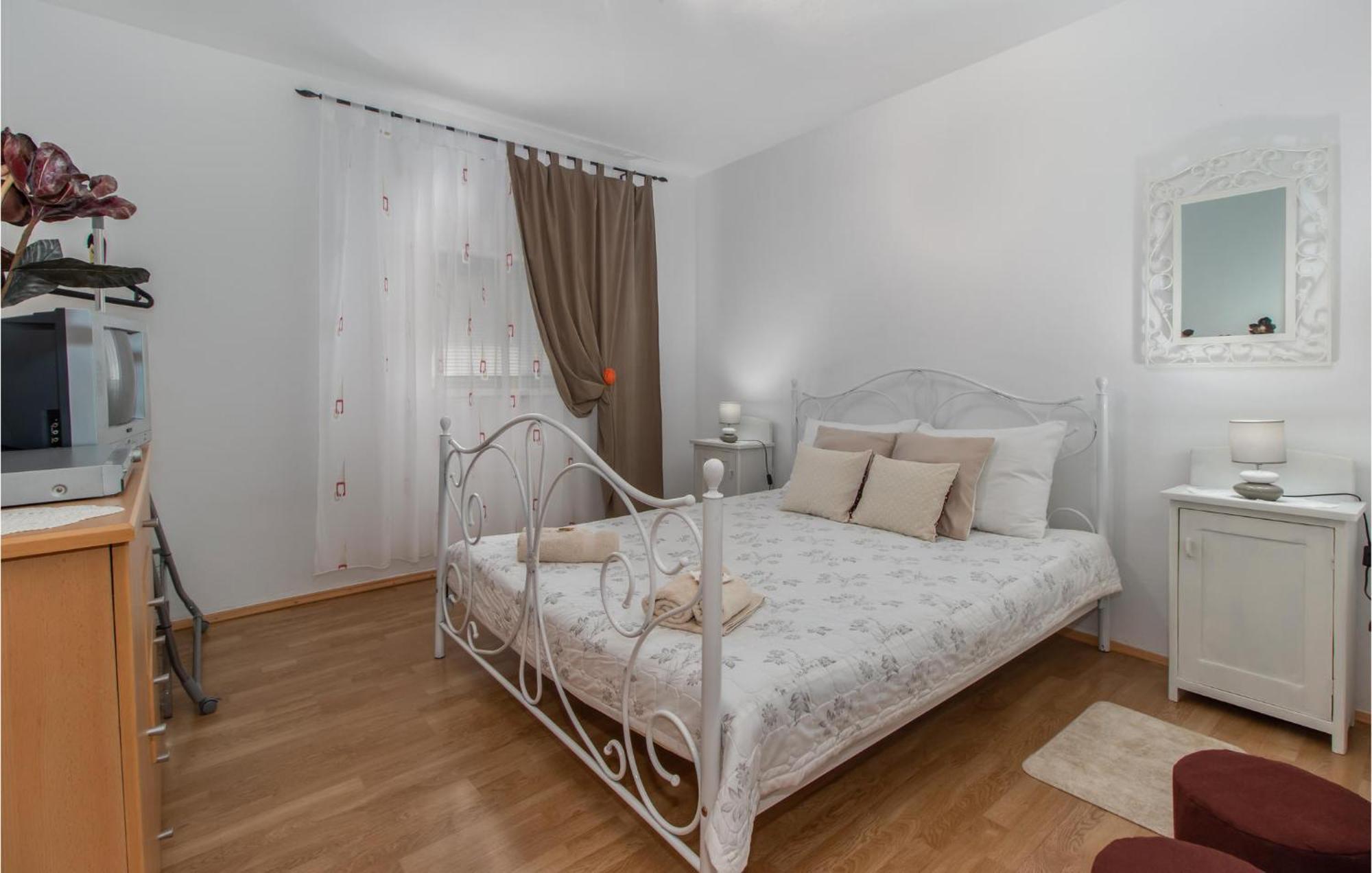Nice Apartment In Smrika With Kitchen Extérieur photo