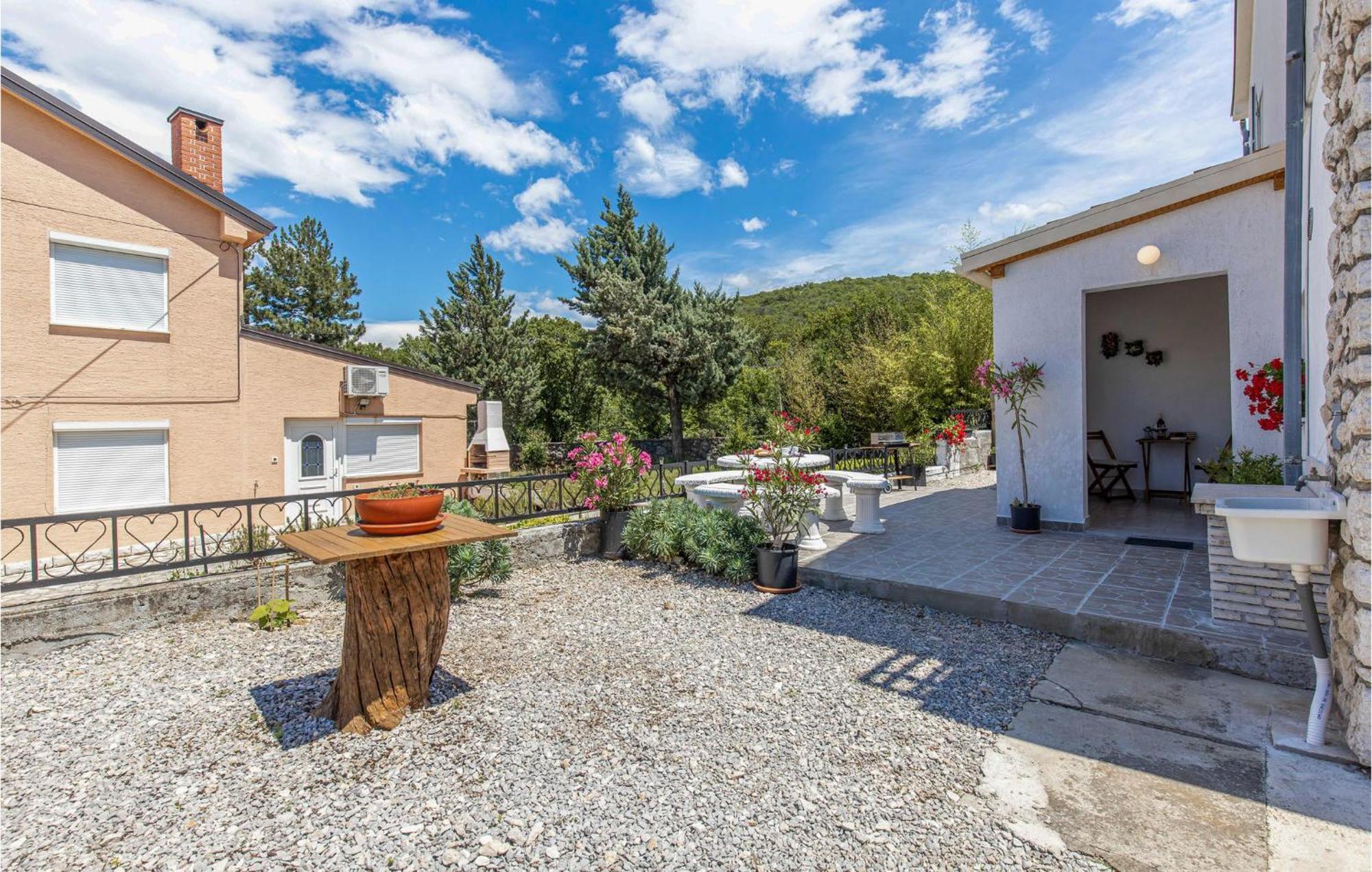 Nice Apartment In Smrika With Kitchen Extérieur photo
